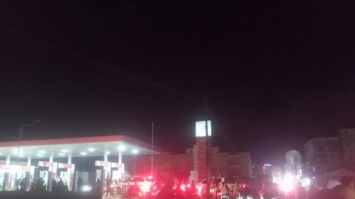ANTREAN panjang kendaraan roda dua di SPBU Dabo Singkep hingga malam hari, Minggu (5/4). F. Vatawari/BATAM POS