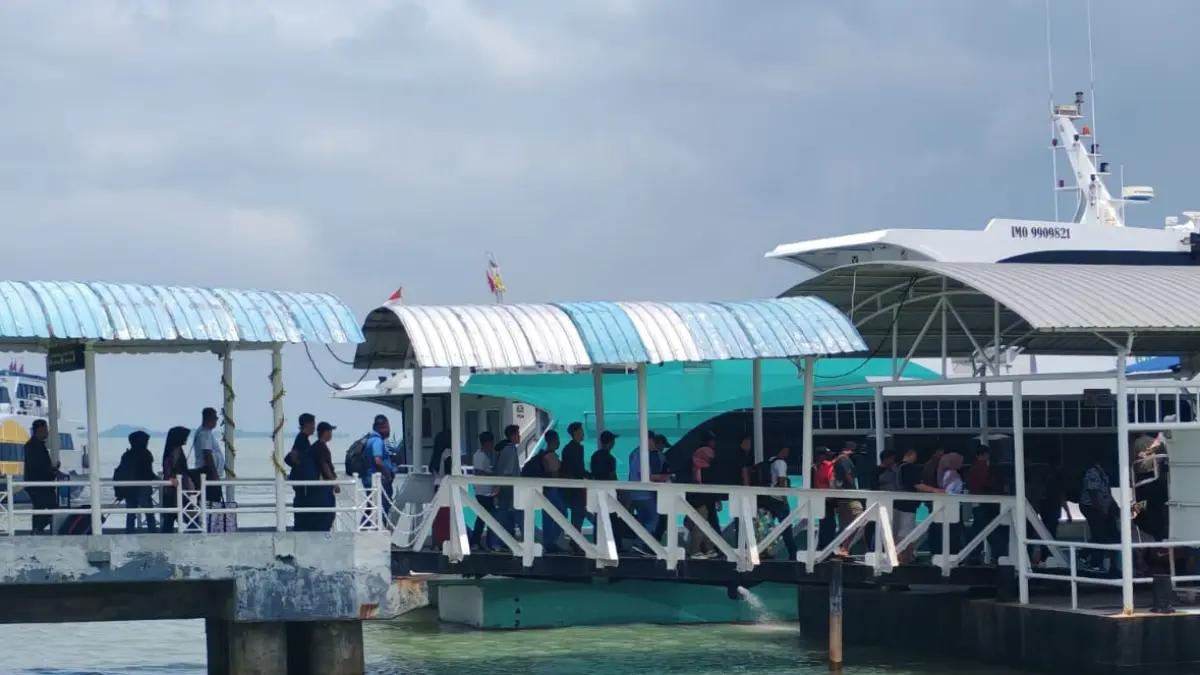 ANTREAN penumpang yang akan berangkat ke luar negeri terlihat di Pelabuhan Internasional Tanjungbalai Karimun, Minggu (5/4/2026). F Sandi Pramosinto/Batam Pos