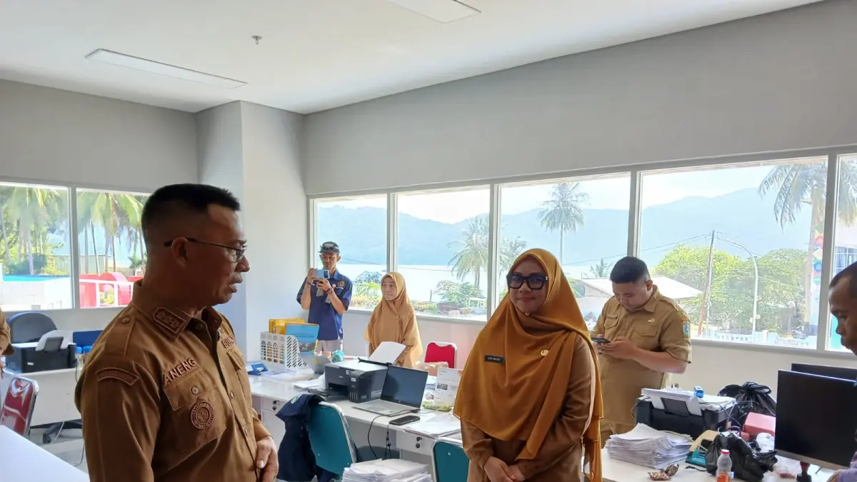 BUPATI Kepulauan Anambas, Aneng meninjau ruang kerja pegawai RSUD Tarempa, Senin (6/4/2026). Bupati menemukan sampah botol mineral yang berserakan di lantai dan bawah meja kerja pegawai. F Ihsan Imaduddin/Batam Pos
