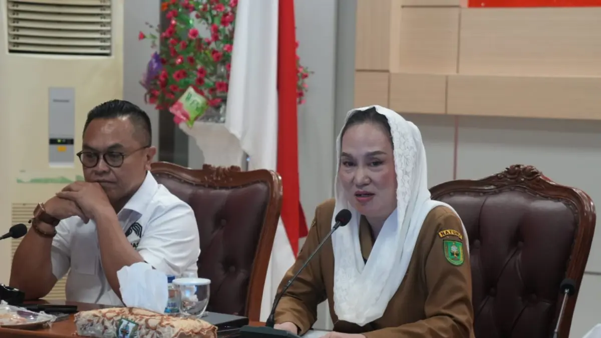 Bupati Natuna, Cen Sui Lan didampingi Staf Khusus Bapenas, Rama Notowidigdo membahas potensi kawasan Geopark. F Kevin untuk Batam Pos

