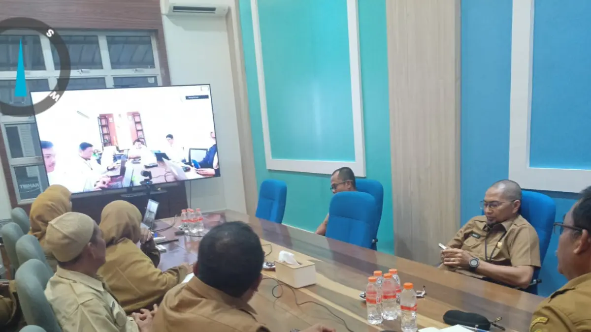 DINSOS PPA Lingga bersama tim satker Kementrian PU Provinsi Kepri saat rapat melalui zoom meeting membahas pembangunan Sekolah Rakyat di Lingga. F. Arif untuk BATAM POS