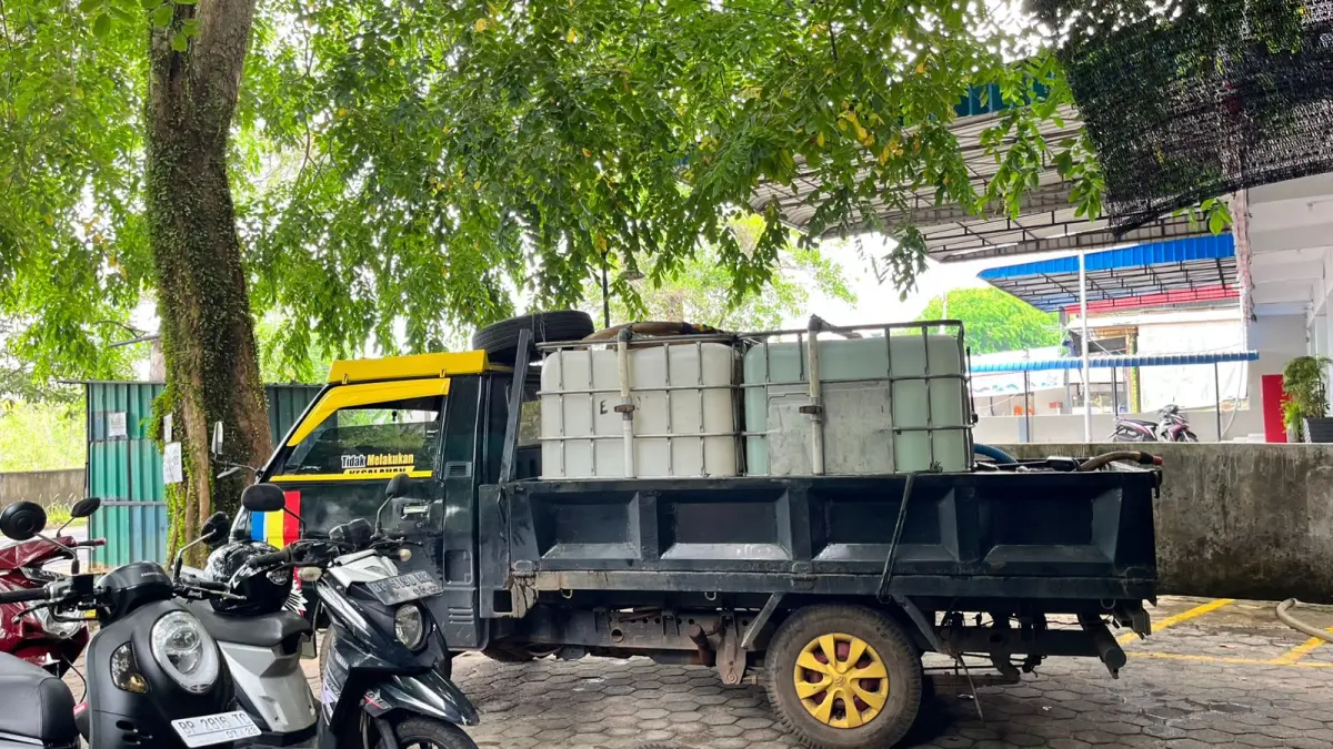 JASA penjualan air bersih di Tanjungpinang raup banyak untung saat musim kemarau. F. Mohamad Ismail/Batam Pos