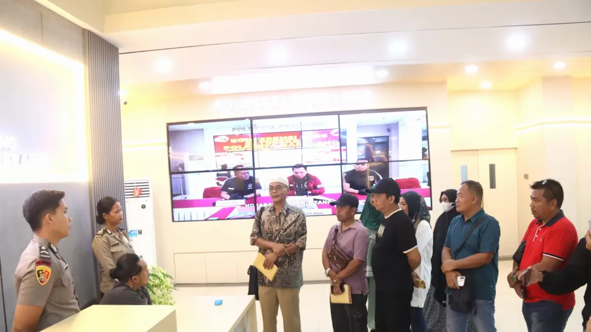 Korban dugaan penipuan oleh Showroom Mobil mendatangi Polresta untuk menanyakan perkembangan kasus yang dialami mereka, Rabu (1/4). F Cecep Mulyana/Batam Pos