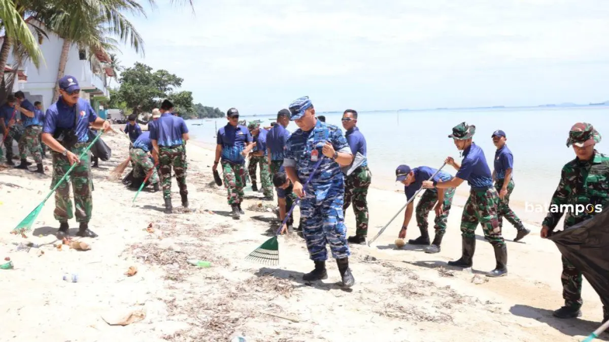 Lanud Hang Nadim gelar kerja bakti di Pantai Camar. Foto: Istimewa