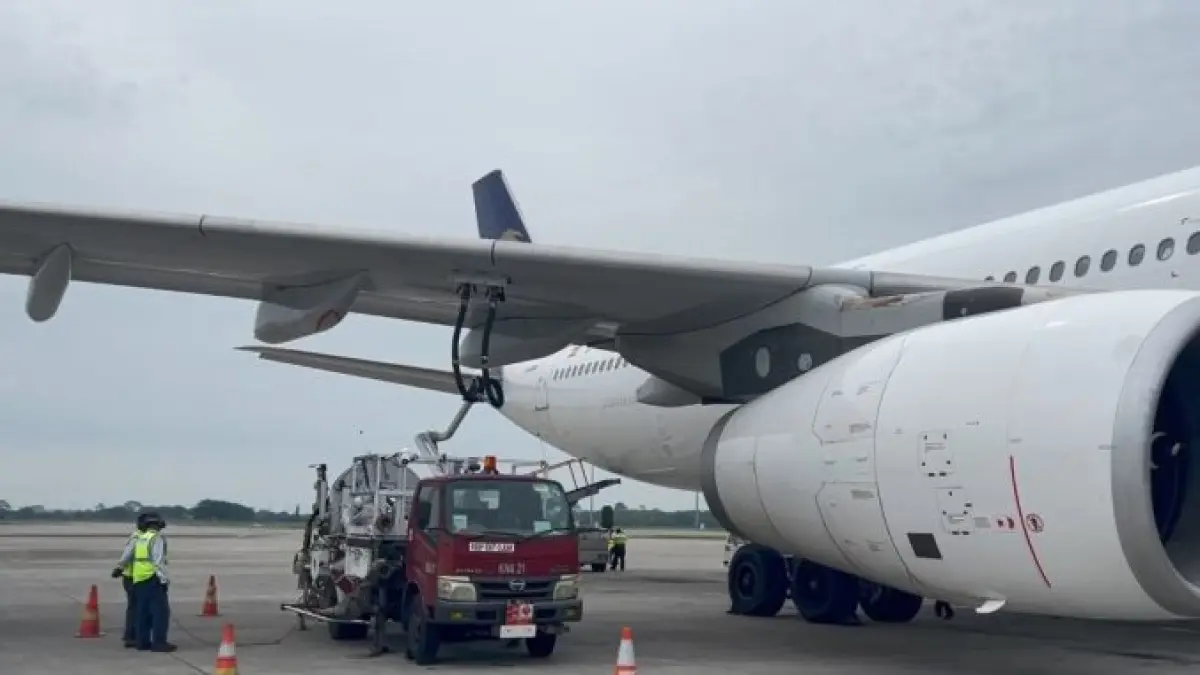 Pengisian avtur pada pesawat di Bandara Hang Nadim Batam. Foto: Pertamina untuk Batam Pos