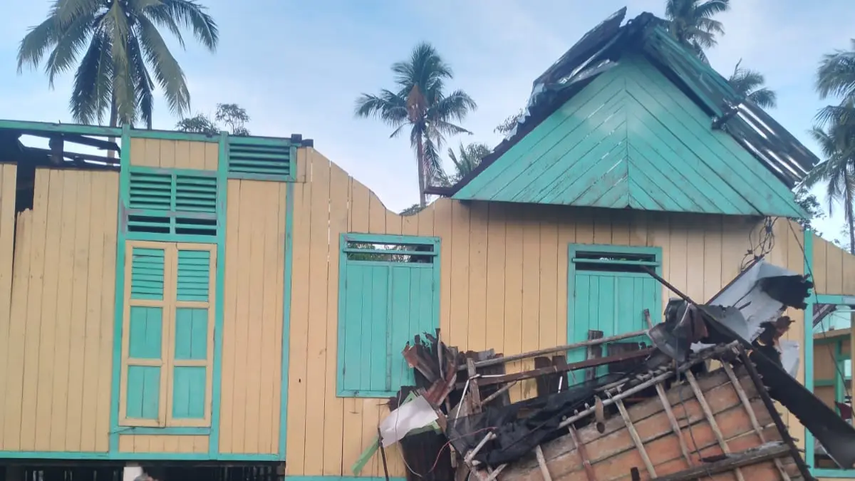SALAH satu rumah warga Desa Tanjung Harapan yang rusak parah akibat hantaman angin puting beliung, Senin dini hari (6/4). F. Vatawari/BATAM POS
