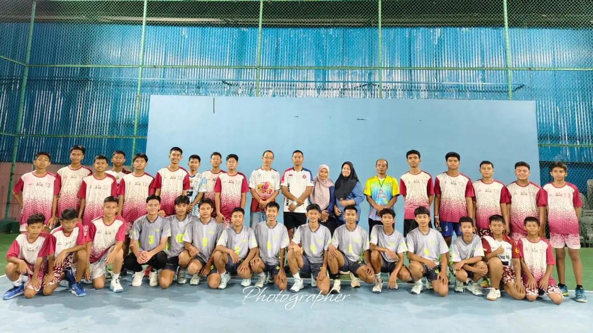 TIM Bola Voli Kuala Sempang dan Tim Bola Voli Batam Tectona sebelum bertanding di Lapangan Bola Voli Marchelia, Batam Center, pekan lalu. F.Syafrizan untuk Batam Pos