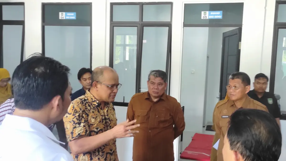 Kepala Satuan Tugas (Kasatgas) Direktorat Koordinasi dan Supervisi Pencegahan (Korsupgah) Wilayah I KPK RI Uding Juharudin, didampingi Sekda Kota Batam  dan melakukan kunjungan ke Shelter Dinas Sosial dan Pemberdayaan Masyarakat Kota Batam dikunjungan, Senin (6/4). Selain mengunjungi Dinas Sosial  juga meninjau proyek strategis Pemko Batam. F Cecep Mulyana/Batam Pos