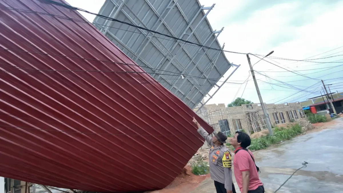  Angin puting beliung menerjang Perumahan Cipta Green Mansion, Kelurahan Tanjung Pinggir, Kecamatan Sekupang, Selasa (7/4).