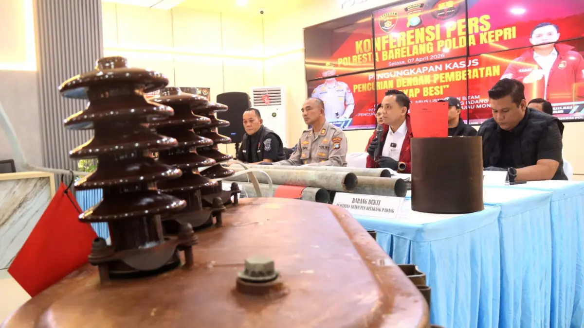 Kasat Reskrim Polresta Barelang Kompol Debby Tri Andrestian bersama Kasi Humas, Kapolsek Belakang Padang dan jajaja rnemberikan keterangan pengungkapan kasus pencurian , kabel listrik, travo milik PLN, pencurian pagar pembatas pelabuhan pulau mongkol saat rilis di Mapolresta Barelang, Selasa (7/4) . F Cecep Mulyana/Batam Pos