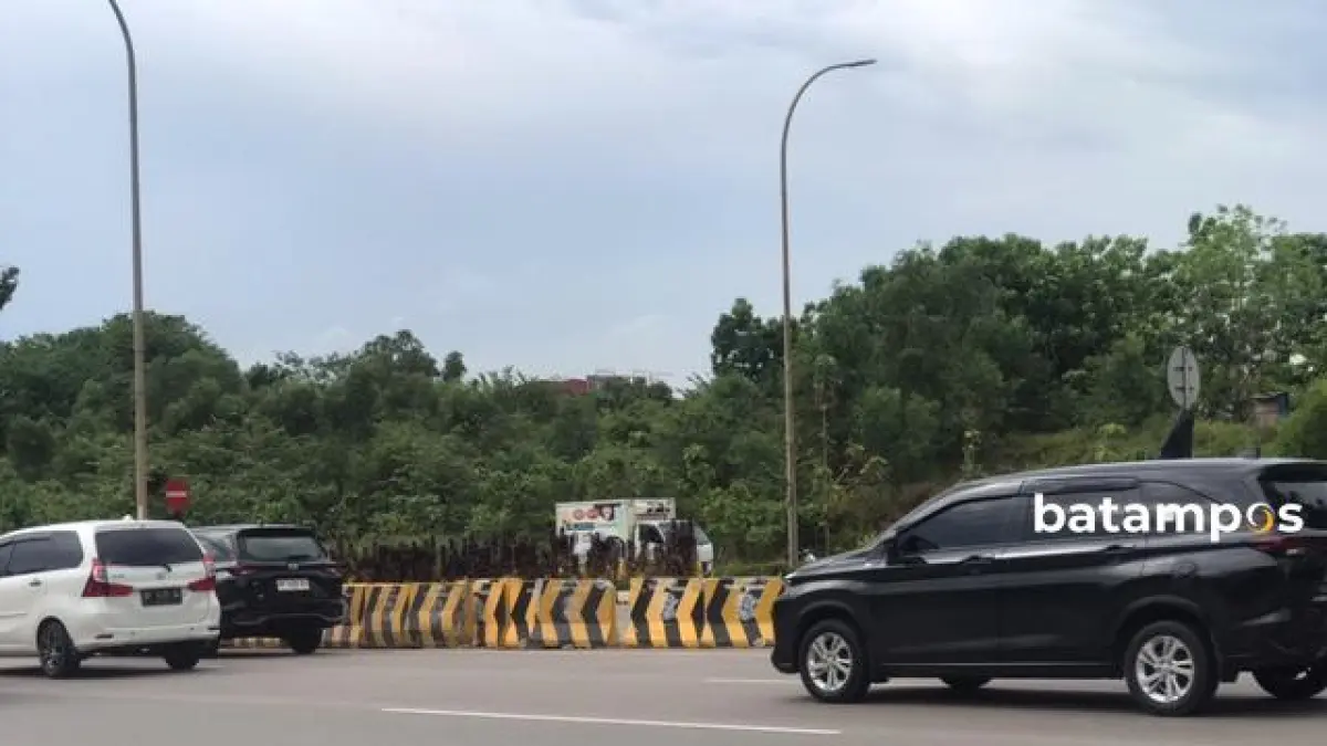 Kondisi beton penutup U-turn di Jalan Sudirman Batam yang bergeser ke badan jalan dan membahayakan pengendara. F. M. Sya’ban/Batam Pos