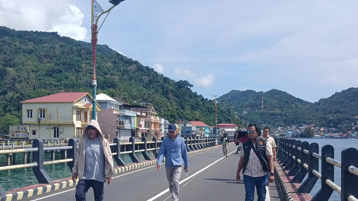 Penyidik Dirkrimsus Polda Kepri meninjau kontruksi Jembatan Selayang Pandang (SP) 2 Tarempa, Selasa, (7/4). F. Ihsan Imaduddin/Batam Pos