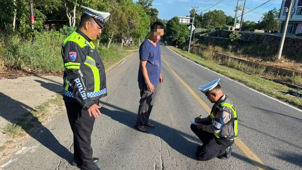 Polisi melakukan olah TKP kecelakaan antara mobil Toyota Calya dan Sepeda Motor Honda Karisma di Jalan Indunsuri Tanjunguban, Kecamatan Bintan Utara, pada Senin (6/4/2026). F. Kiriman HP Bako untuk Batam Pos