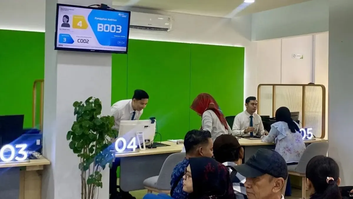 Suasana ruang tunggu dan pelayanan customer service di kantor BPJS Ketenagakerjaan Cabang Nagoya Kota Batam, Kepri, Rabu (16/7/2025). F. ANTARA/Amandine Nadja