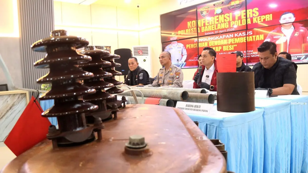 Kasat Reskrim Polresta Barelang, Kompol Debby Tri Andrestian, bersama Kasi Humas, Kapolsek Belakangpadang, dan jajaran memberikan keterangan pengungkapan kasus pencurian kabel listrik, travo milik PLN, pencurian pagar pembatas Pelabuhan Pulau Mongkol, di Mapolresta Barelang, Selasa (7/4). F. Cecep Mulyana/Batam Pos