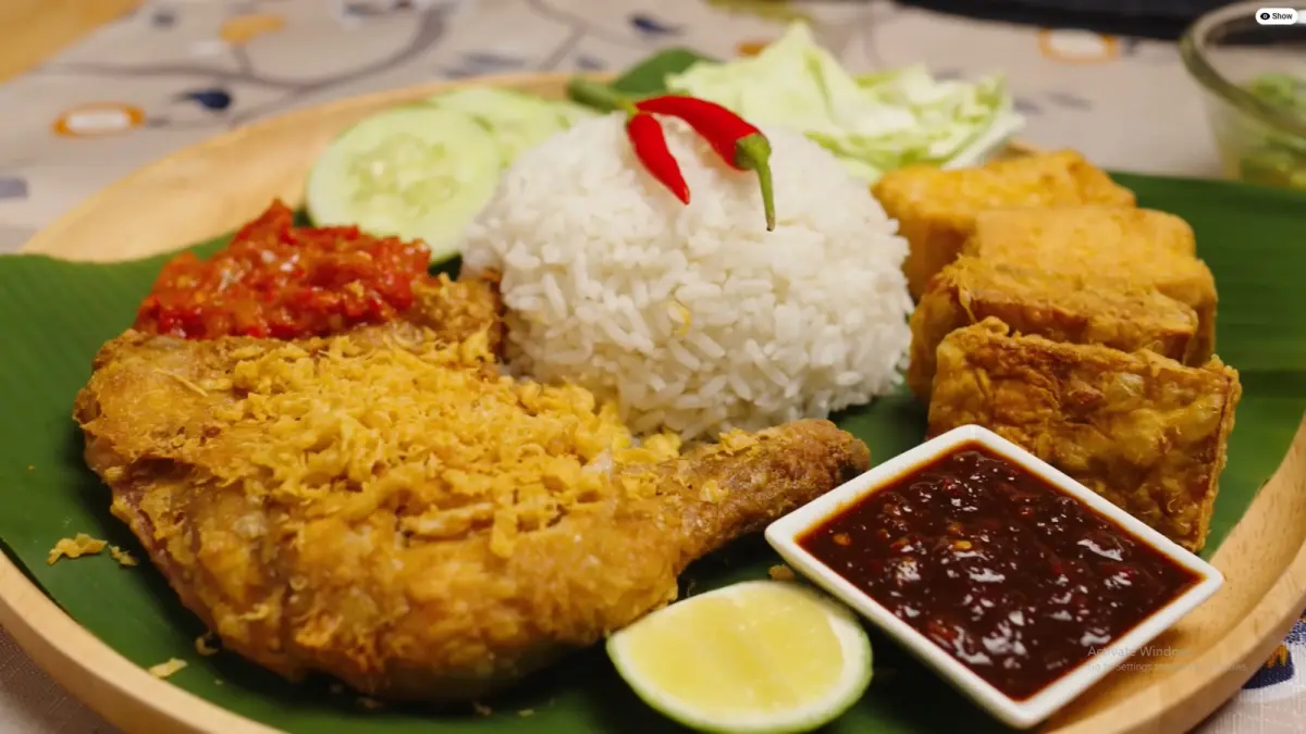 Ayam penyet. (Tangkapan layar YouTube@CheNom)