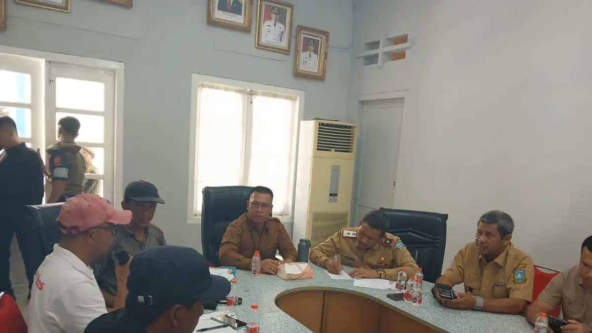 Bupati Kepulauan Anambas, Aneng memimpin rapat dengan perusahaan mengenai iklim investasi. F Ihsan Imaduddin/Batam Pos