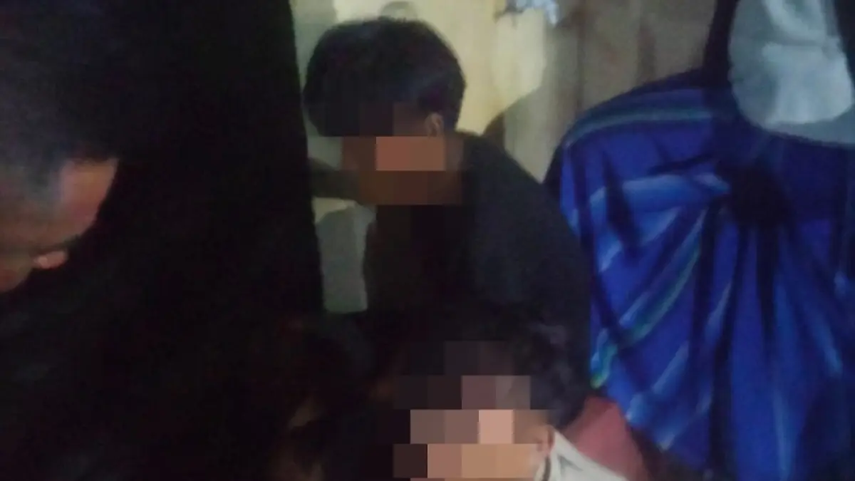 Dua anak di bawah umur diamankan warga usai ketahuan hendak mencuri mesin air musala di Dompak, Tanjungpinang, Selasa (7/4). F. Warga untuk Batam Pos