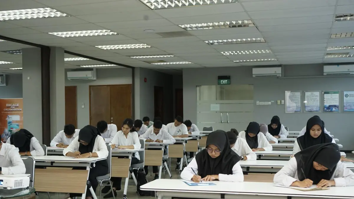 Para siswa mengikuti seleksi program beasiswa bagi siswa berprestasi di Kawasan BIE, Lobam. F.Kiriman Setya untuk Batam Pos