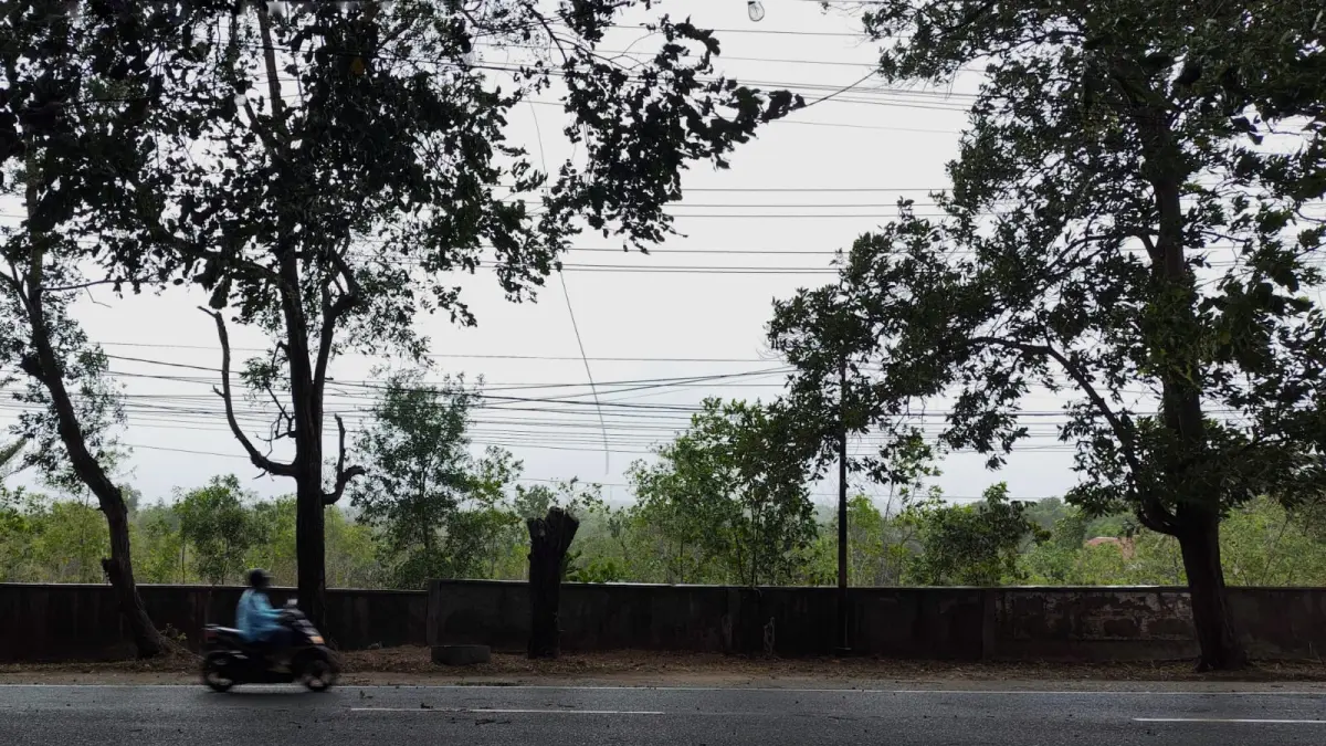 Pengendara menembus hujan disertai angin kencang di Jalan Raja Haji Fisabilillah Batu 8 Tanjungpinang, Selasa (7/4). F. Yusnadi Nazar/Batam Pos