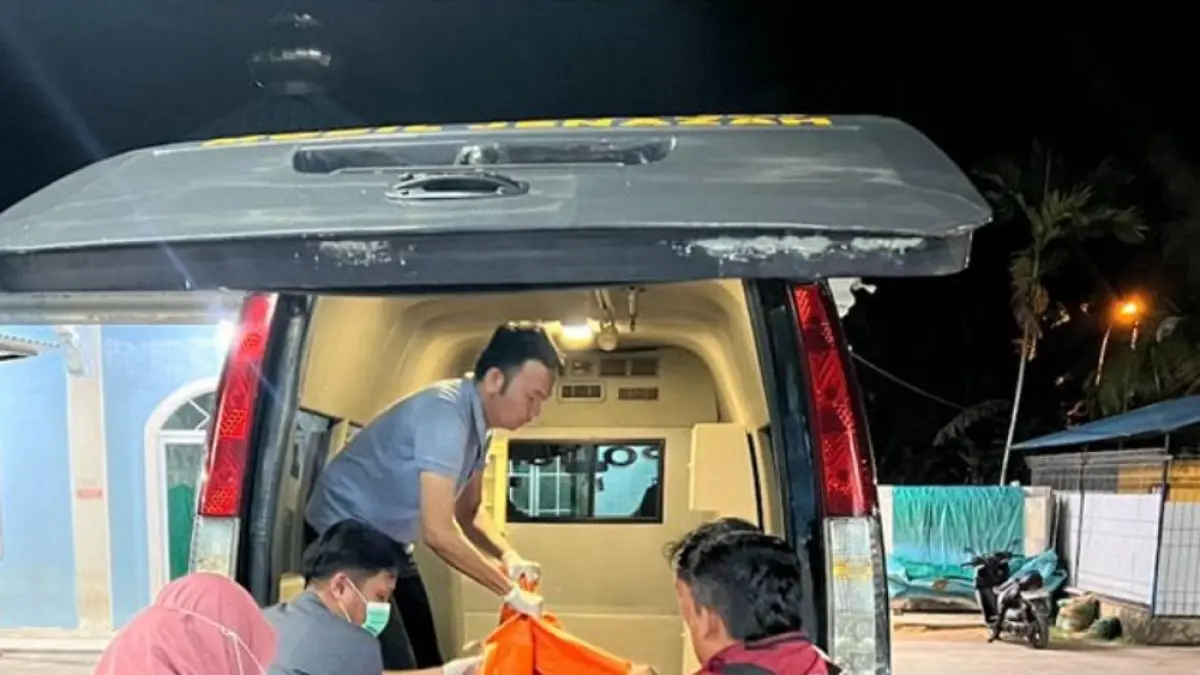 Petugas kepolisian melakukan evakuasi korban di tempat kejadian perkara di kamar kos korban di kawasan Batuaji, Selasa (7/4). F. Yofi Yuhendri/Batam Pos