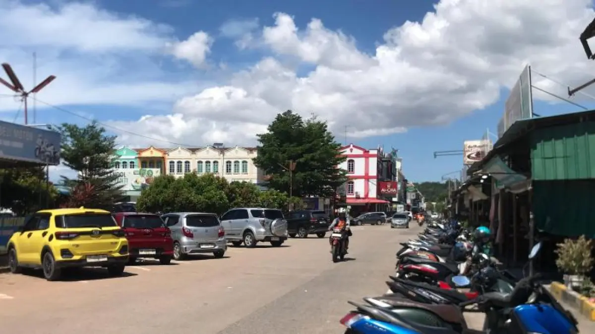 Suasana parkir di Pasar Pujasera Tiban Center terlihat tertib meski tanpa kehadiran juru parkir. Foto: M. Sya’ban/Batam Pos