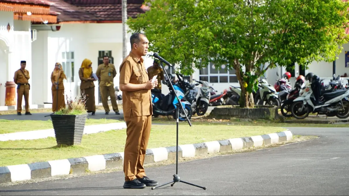 

Wakil Bupati Lingga, Novrizal saat memimpin apel di halaman kantor Bupati, Senin (6/4). F. Diskominfo Lingga untuk BATAM POS