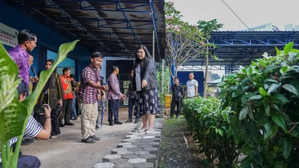 Deputi Bidang Pelayanan Umum BP Batam, Ariastuti Sirait bersama Direktur RSBP Batam, Kolonel Laut (K) dr. Tanto Budiharto, meninjau langsung proses pengolahan limbah medis menggunakan teknologi Sterilwave di RSBP Batam, yang mampu mengubah limbah infeksius menjadi bahan baku paving block ramah lingkungan. F. Istimewa