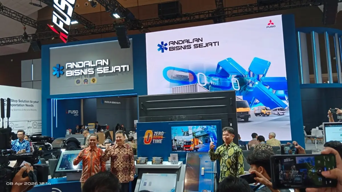 Booth Mitsubishi Fuso di GIICOMVEC 2026 menampilkan truk Canter dan Fighter X serta layanan digital logistik. F. Istimewa
