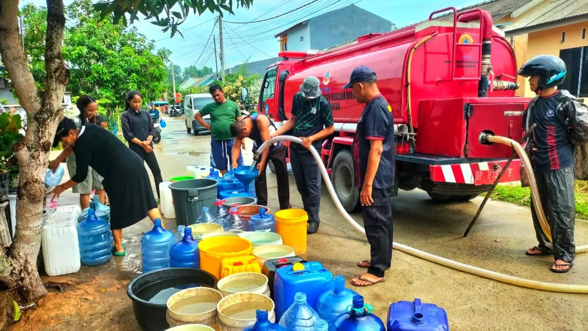 DAMKAR menyalurkan air ke warga Perumahan Telaga Surya, Kampung Baru, Tanjunguban, Kecamatan Bintan Utara, Kamis (9/4/2026) sore. F.Damkar Tanjunguban untuk Batam Pos