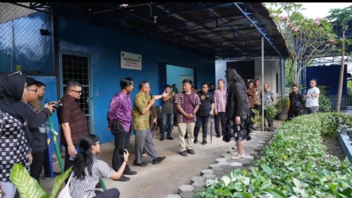 Deputi Bidang Pelayanan Umum BP Batam, Ariastuti Sirait bersama Direktur RSBP Batam Kolonel Laut (K) dr. Tanto Budiharto meninjau langsung proses pengolahan limbah medis menggunakan teknologi Sterilwave di RSBP Batam, yang mampu mengubah limbah infeksius menjadi bahan baku paving block ramah lingkungan. f. istimewa