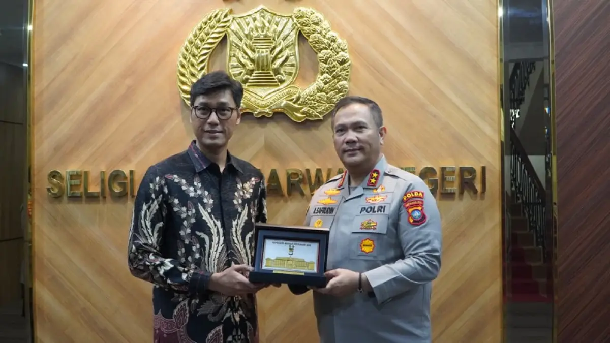 Kepala OJK Kepri, Sinar Danandjaya, bersama Kapolda Kepri, Irjen Pol Asep Safrudin, memperkuat koordinasi penanganan kejahatan keuangan digital. F. Azis Maulana/Batam Pos
