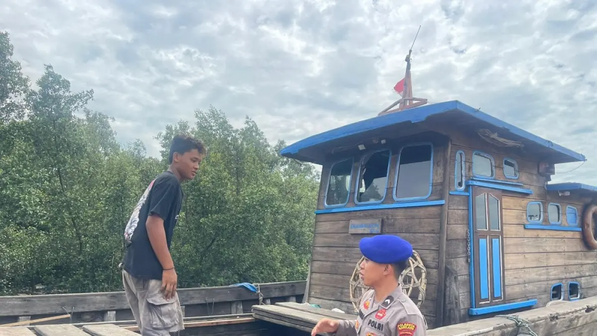 Kepolisian mengingatkan kru kapal kayu untuk waspada dengan cuaca saat berlayar. F. Humas Polresta Barelang untuk Batam Pos 