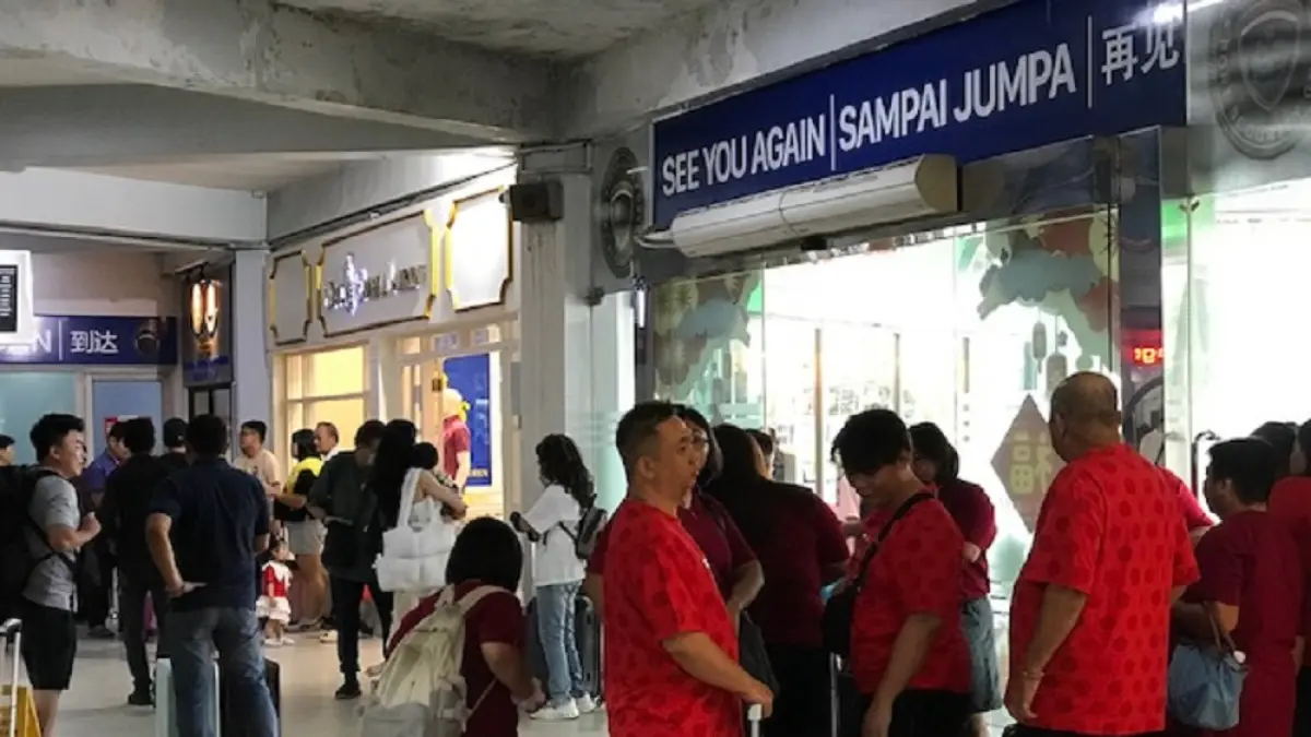 Suasana kedatangan wisatawan asing di Pelabuhan Ferry Internasional Batam Center, Batam, beberapa waktu lalu. Foto: M. Sya’ban/Batam Pos