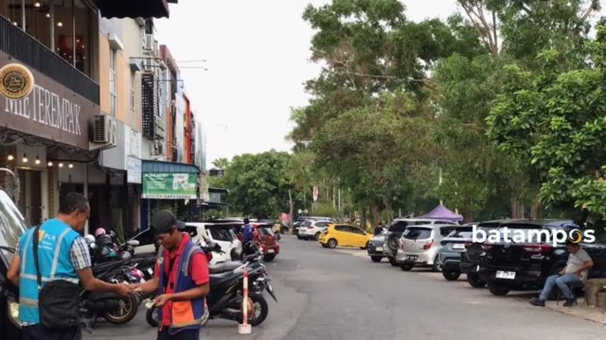 Suasana parkir di depan pertokoan depan PT Panasonic. F .M Syahban/ Batam pos