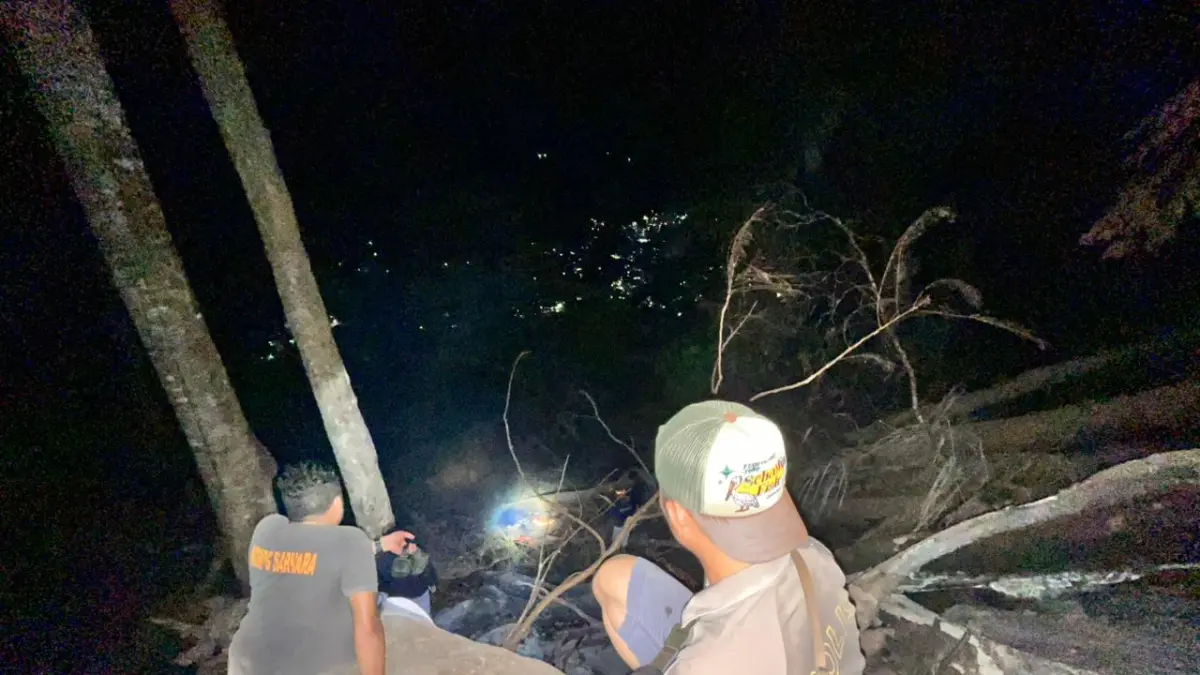 TIM petugas kepolisian dari Mapolsek Siantan berupaya memadamkan api di hutan yang sengaja dibakar untuk perkebunan oleh warga. F Dadam untuk Batam Pos