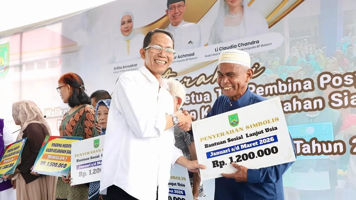 Wali Kota Batam, Amsakar Achmad, menyerahkan bantuan insentif secara simbolis kepada para lansia dan kader posyandu di kawasan MTC Nongsa, Kamis (9/4). F. Yashinta/Batam Pos
