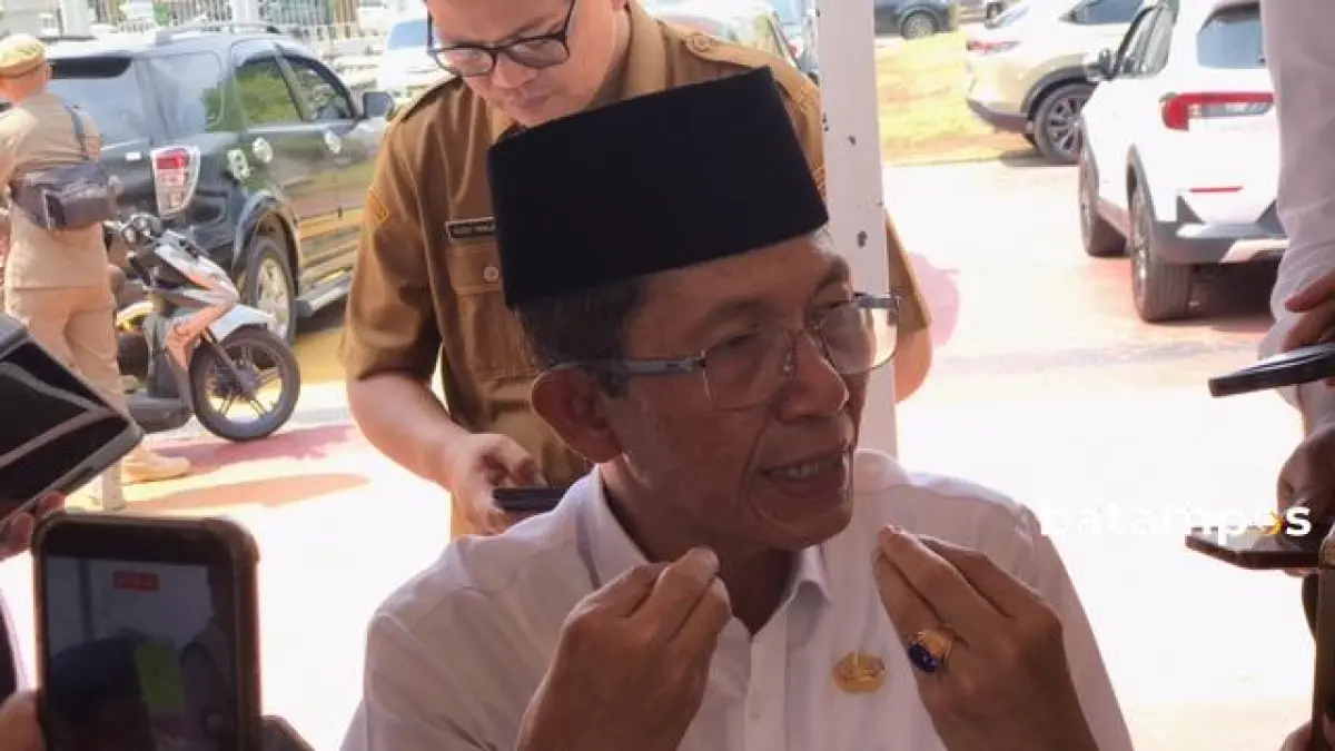 Wali Kota Batam sekaligus Ex Officio Kepala BP Batam, Amsakar Achmad, usai memimpin apel gabungan ASN Pemko dan BP Batam di Dataran Alun-alun Engku Putri, Batam Centre, Senin (30/3) pagi. Foto: M. Sya’ban/Batam Pos