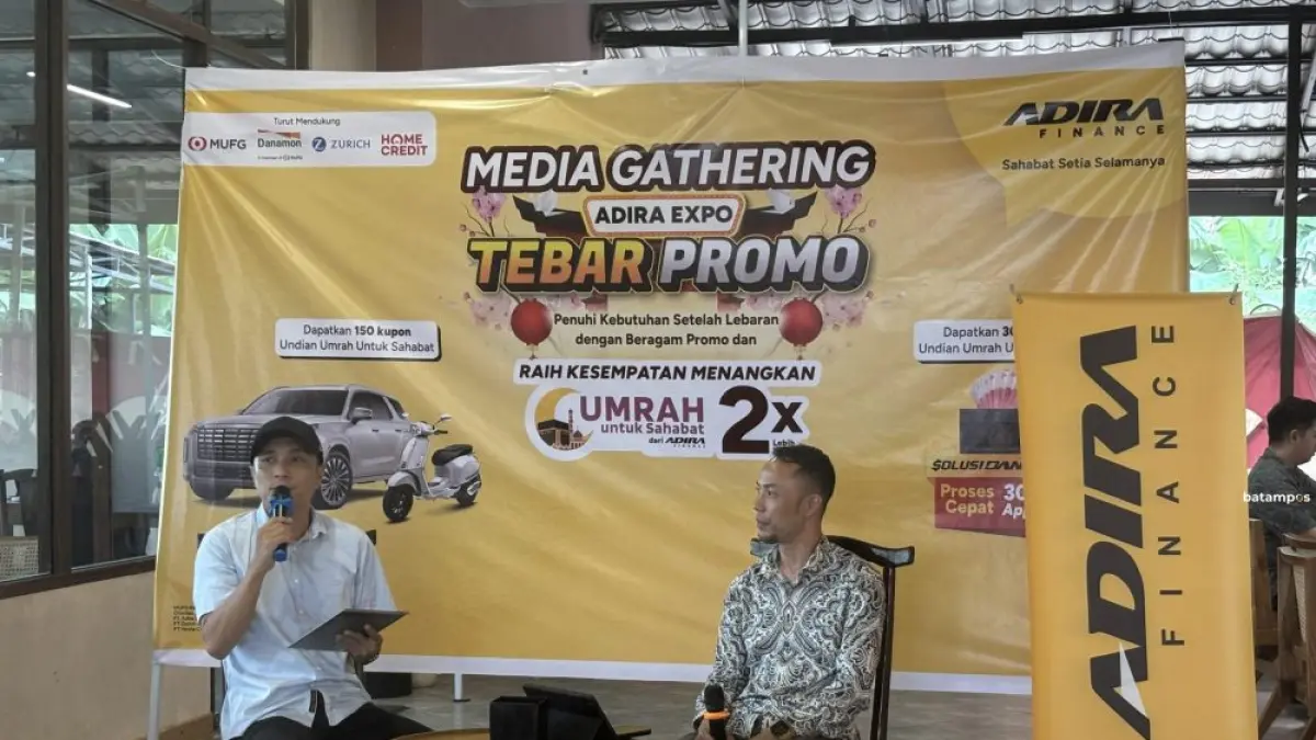 Branch Manager Adira Finance Batam, Idrizal (berpakaian batik) saat memberi penjelasaan kepada media.