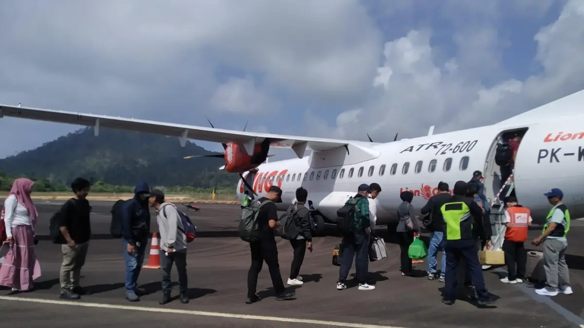 Calon penumpang saat mengantri untuk chek in sebelum naik ke dalam pesawat di Bandara Letung. F Ihsan Imaduddin/Batam Pos