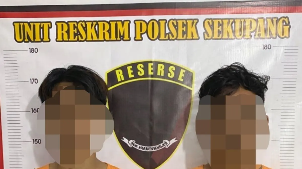 Dua pelaku pencurian dengan kekerasan (curas) di kawasan Pantai Cipta Land diamankan Unit Reskrim Polsek Sekupang, Kamis (9/4). F. Dok. Polsek Sekupang untuk Batam Pos