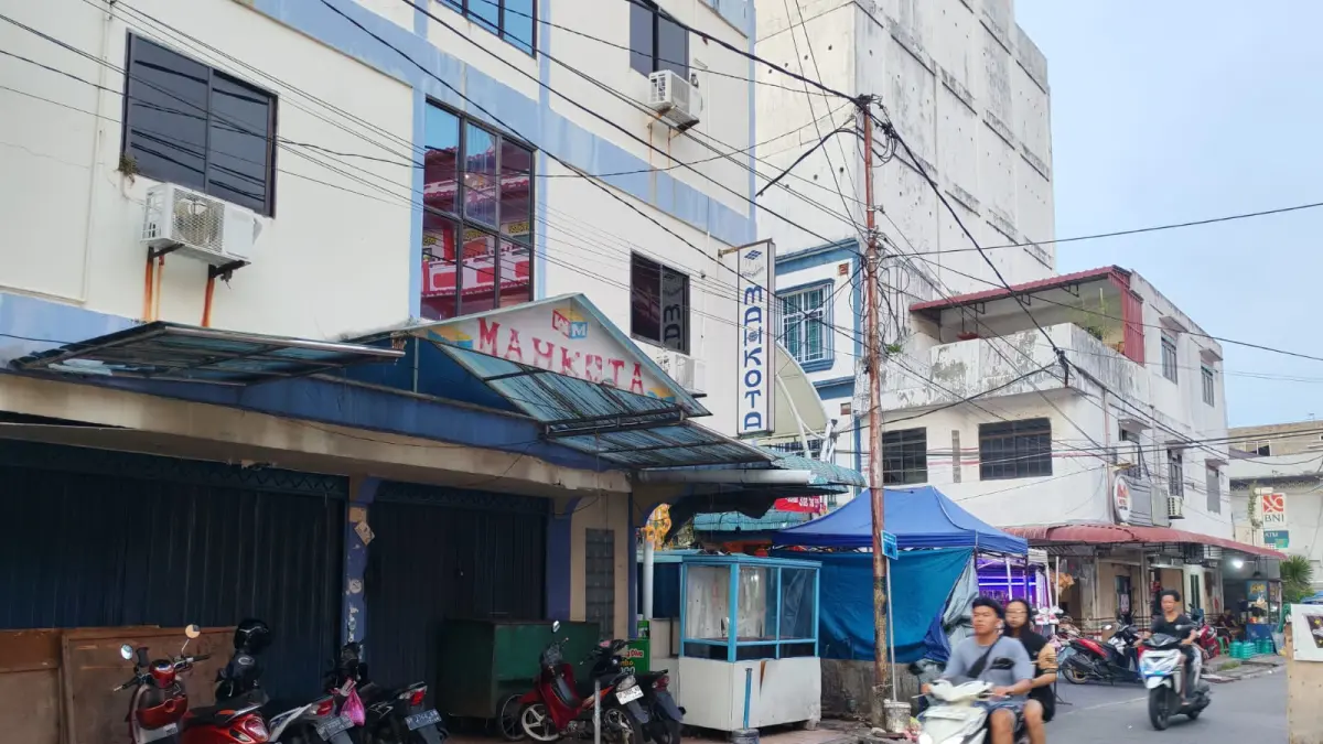 Hotel mahkota yang berada di Pasar Malam, Kelurahan Tanjungbalai Kota sudah lebih dari 5 tahun berhenti beroperasi. F Sandi Pramosinto/Batam Pos