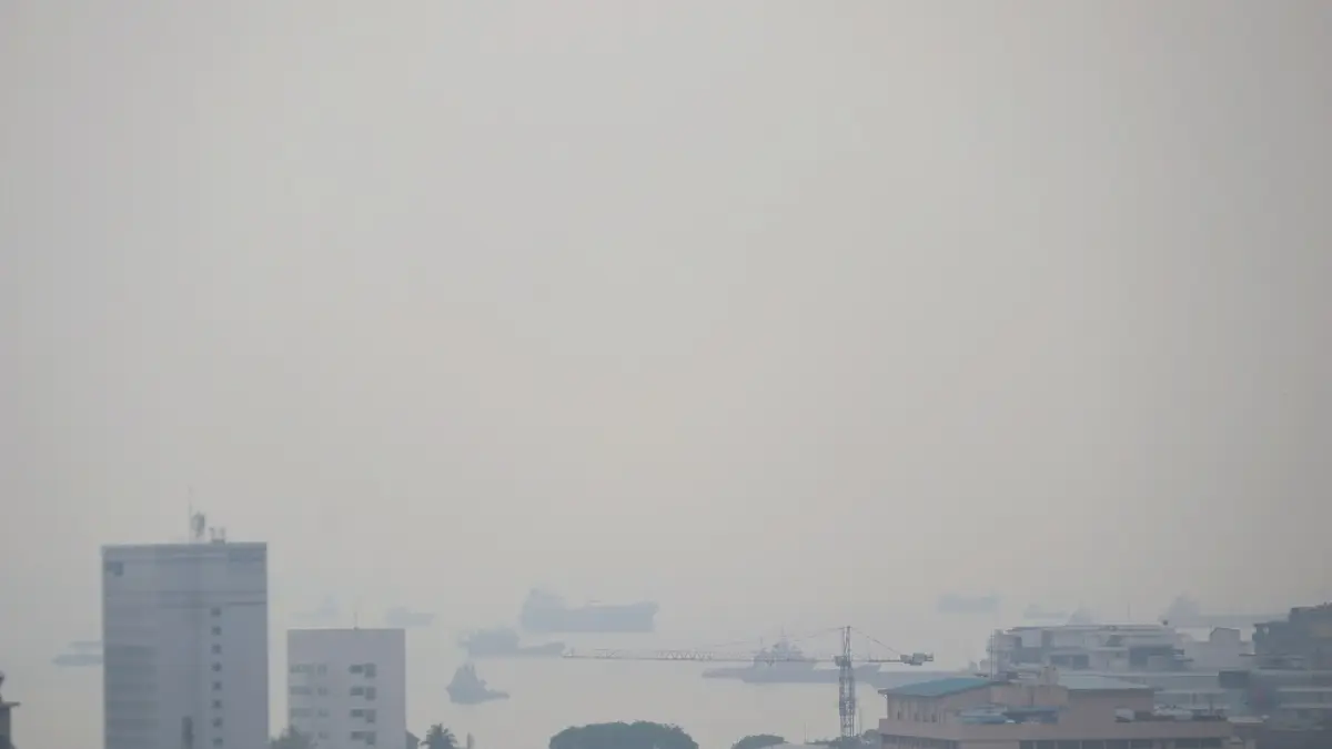 Kabut tebal menyelimuti kawasan Nagoya dan Jodoh, seperti terlihat dari atas Bukit Seraya, Kamis (9/4). F. Cecep Mulyana/Batam Pos