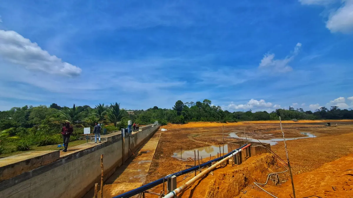 Kondisi Waduk Sei Jago, Tanjunguban yang masih terlihat kering, Jumat (10/4/2026). F.Slamet Nofasusanto/Batam Pos