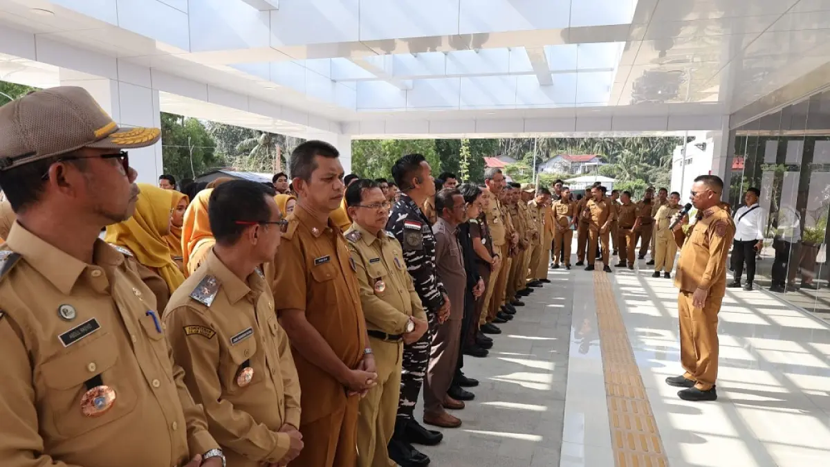 Sejumlah pegawai di Pemkab Anambas sedang mendengarkan arahan dari Bupati, Aneng, baru-baru ini. F. Ihsan Imaduddin/Batam Pos