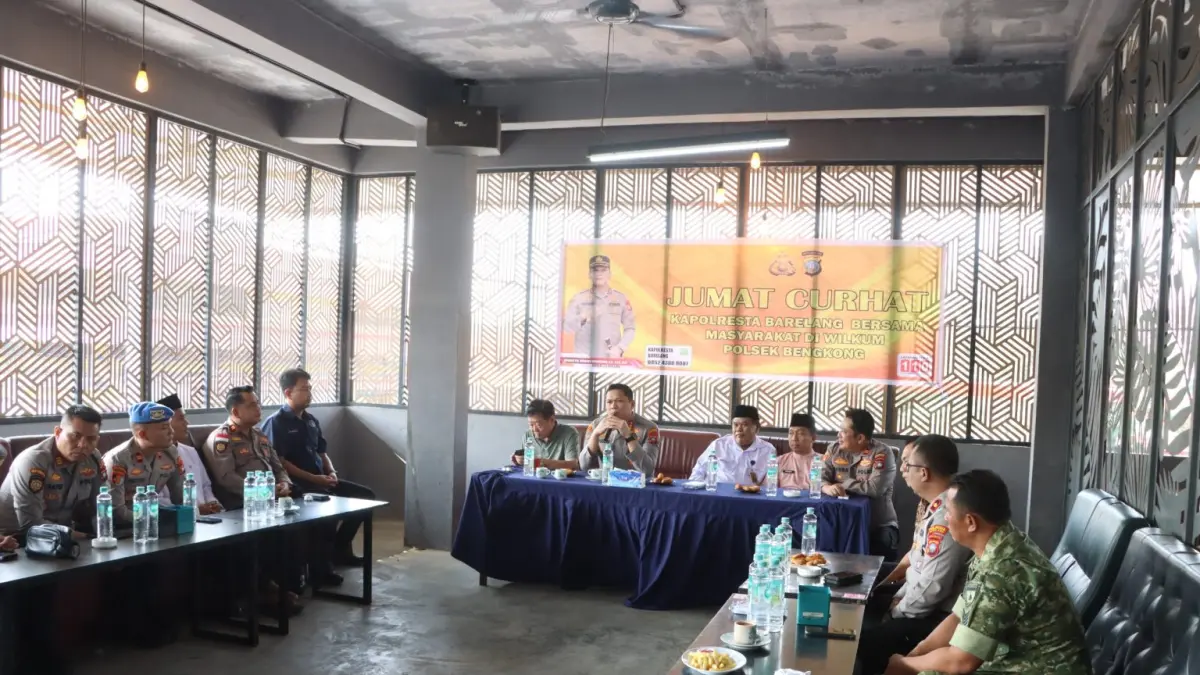 Warga Bengkong sampaikan gangguan Kamtibmas ke pada Polresta Barelang dalam forum Jumat Curhat. f.Humas Polres untuk Batam Pos