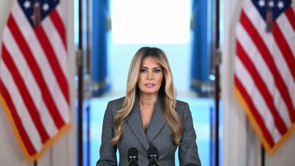 MELANIA Trump, iba negara Amerika Serikat saat memberikan pernyataan resmi Mengenai tidak adanya hubungannya dengan kasus penjahat seksual Epstein di Cross Hall, Gedung Putih, Washington DC, Kamis (9/4/2026) waktu setempat atau kemarin waktu Indonesia. F Mandel Ngan/Getty Images/AFP via CNN