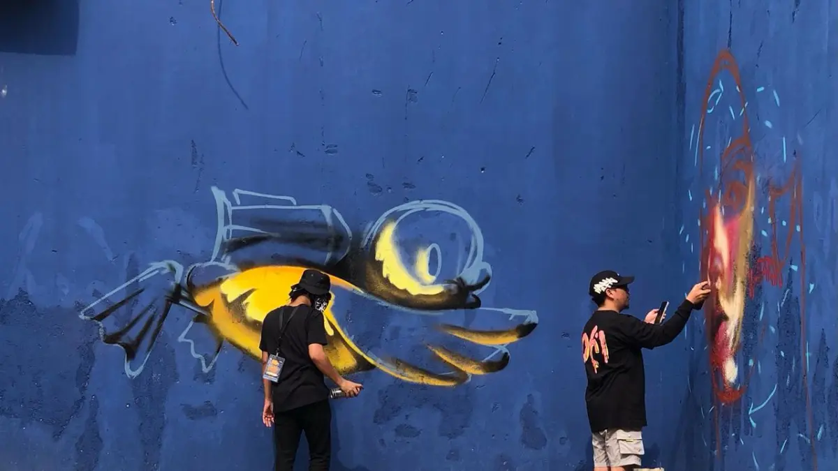 DINDING di kawasan Nagoya Citywalk berubah menjadi kanvas raksasa bagi puluhan seniman graffiti lewat International Graffiti Festival 2026 bertajuk Wave of Wall, Sabtu (11/4/2026). F Abdul Azis Maulana/Batam Pos