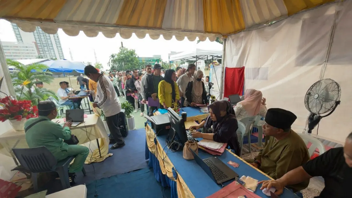 Antusiasme warga memadati layanan Ketapel Vol. 2 Disdukcapil Batam di Alun-Alun Engku Putri saat MTQH XXXIV, Minggu (12/4). Warga memanfaatkan layanan jemput bola untuk mengurus dokumen kependudukan. F. Rengga Yuliandra/Batam Pos
