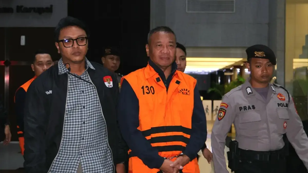 Bupati Tulungagung, Gatut Sunu Wibow,o mengenakan rompi tahanan usai terjaring OTT KPK, Minggu (12/4).  F. Dery Ridwansah/JawaPos.com